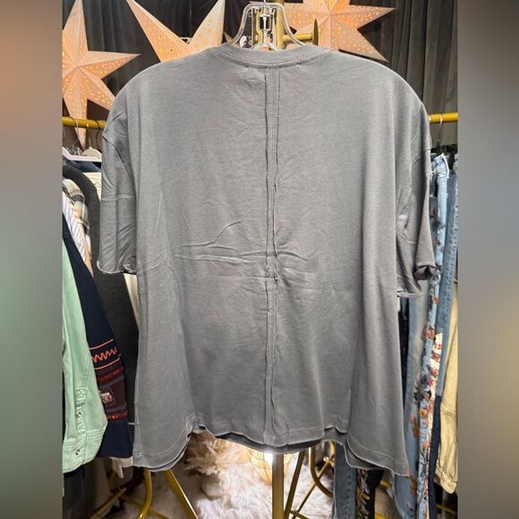 RARE Tricia Tix Exclusive Crochet Flower Tee in Grey - Picture 3 of 4